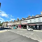 Modern & Spacious 1 Bed Apt, West End